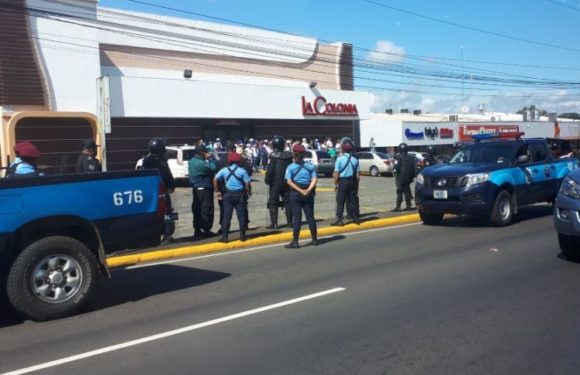 Policías y opositores se enfrentan antes de inicio de protesta en Nicaragua