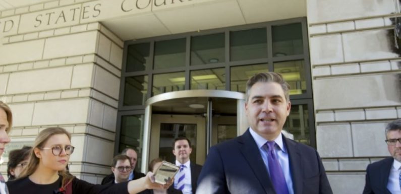Juez federal ordeno a a Casa Blanca devuelve “temporalmente” credencial de prensa a Jim Acosta
