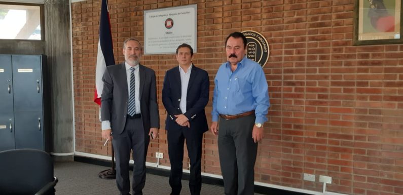 Colombianos luchan por la creación del Colegio de Abogados y Abogadas de Colombia.