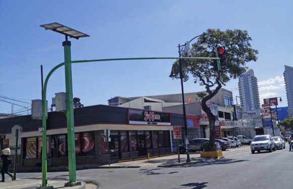 Avances en colocación de paneles solares en sistemas de semáforos de la GAM