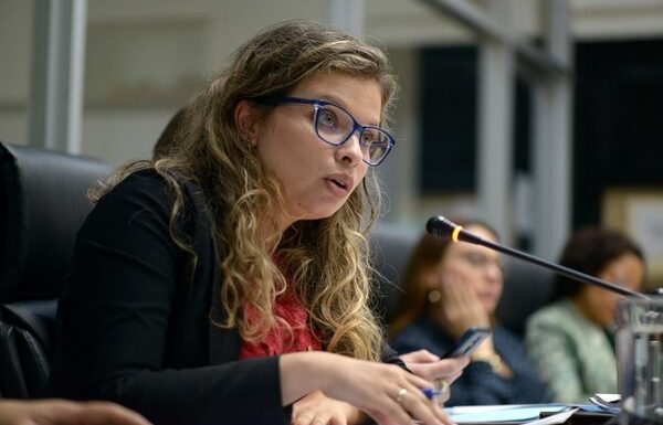 Diputada propone que pensiones superiores a ¢2.2 paguen subsidio para fortalecer regimen