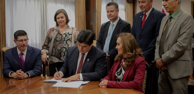 Presidente Alvarado firma directriz que crea programa de salvamento para personas altamente endeudadas