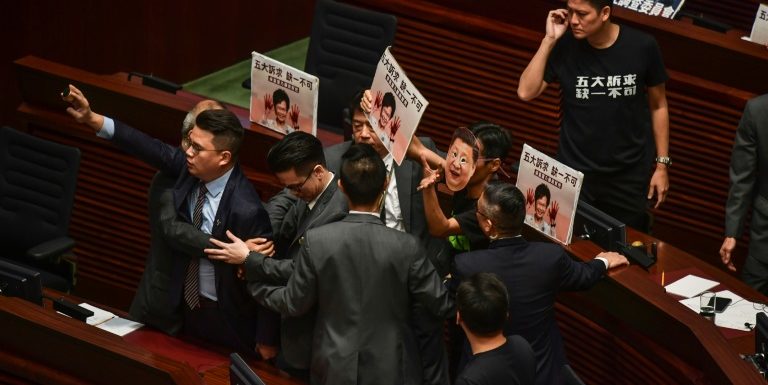 Abucheos en Parlamento impiden discurso de Lam, líder de la protesta agredido en Hong Kong