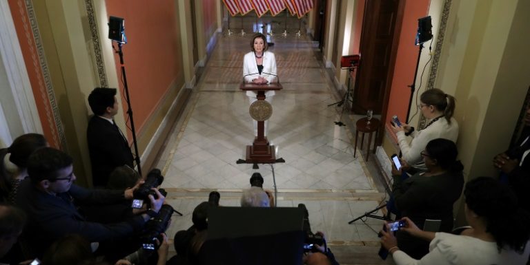 Presidenta de la Cámara baja de EEUU pide redactar cargos para juicio político de Trump