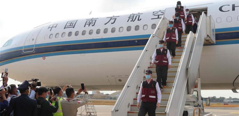 Expertos médicos chinos llegan a Camboya para ayudar a luchar contra COVID-19