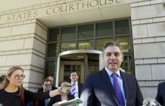 Juez federal ordeno a a Casa Blanca devuelve “temporalmente” credencial de prensa a Jim Acosta
