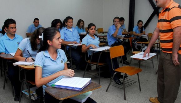 Las calificaciones en Costa Rica en pruebas PISA están por debajo del promedio de la OCDE