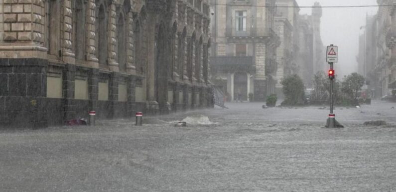 Calles y plazas en Sicilia inundadas por la arrasadora tormenta.