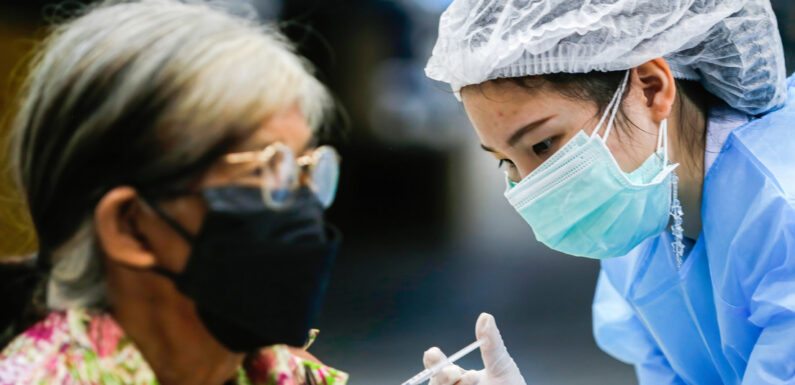 Adultos mayores no vacunados tienen 49 veces más probabilidades de ser hospitalizados