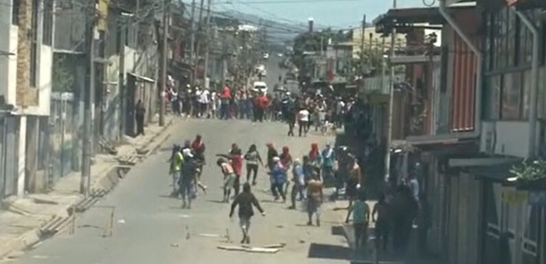 Duros enfrentamientos de la Policía con un grupo de insurgentes tras el desalojo de unas familias en La Carpio.
