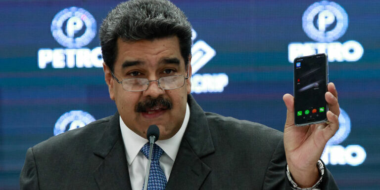 Presidente venezolano denuncia que su teléfono fue censurado por ingresar a RT y Sputnik