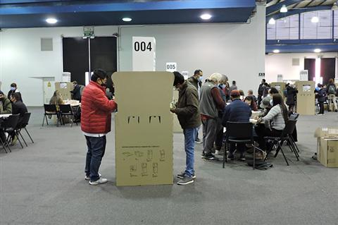 Abren las urnas para elecciones históricas en Colombia 
