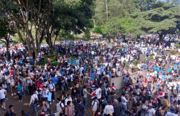 Universidades Públicas movilizan miles de estudiantes para protestar por disminución de presupuesto.