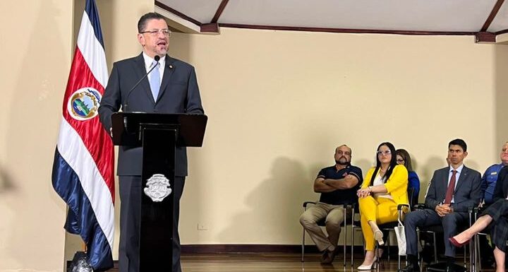 El presidente de la República, Rodrigo Chaves, anuncia que mañana volverá a sus labores desde Casa Presidencial.