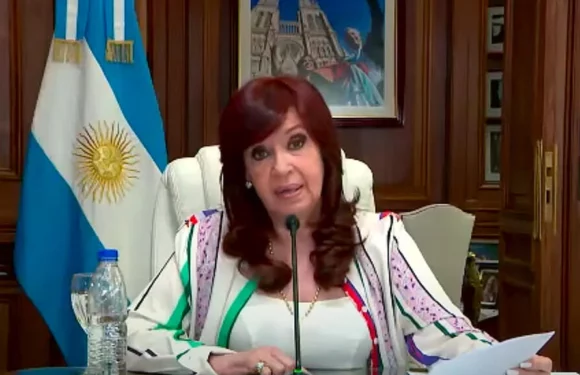 Kirchner acusa al tribunal que la juzga por presunta corrupción de ser un «pelotón de fusilamiento»