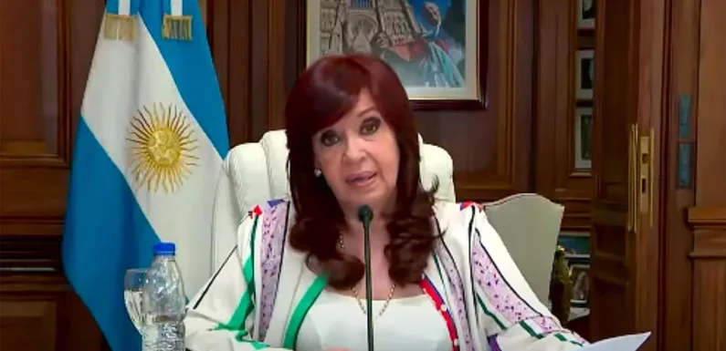 Kirchner acusa al tribunal que la juzga por presunta corrupción de ser un “pelotón de fusilamiento”