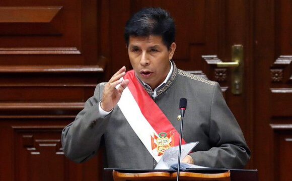 Tribunal Constitucional de Perú anula denuncia contra presidente por traición a la patria
