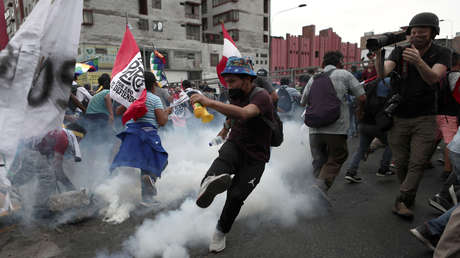 Crece tensión en Perú tras reporte de 20 muertos en protestas