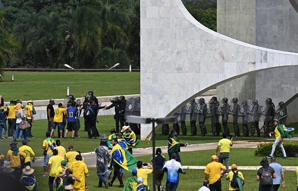 Seguidores de Bolsonaro irrumpen en presidencia de Brasil