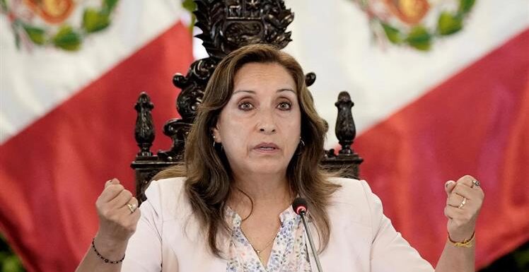 Duras críticas a presidenta de Perú por negarse a renunciar