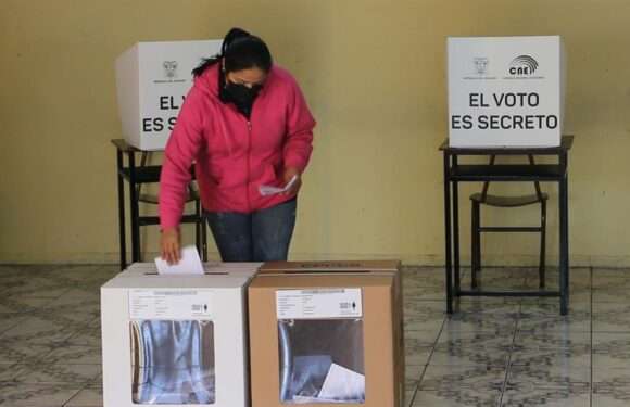 Cierran centros de votación y comienza escrutinio en Ecuador