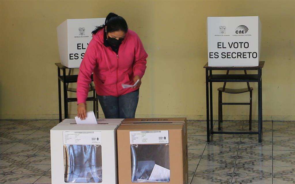 Cierran centros de votación y comienza escrutinio en Ecuador.