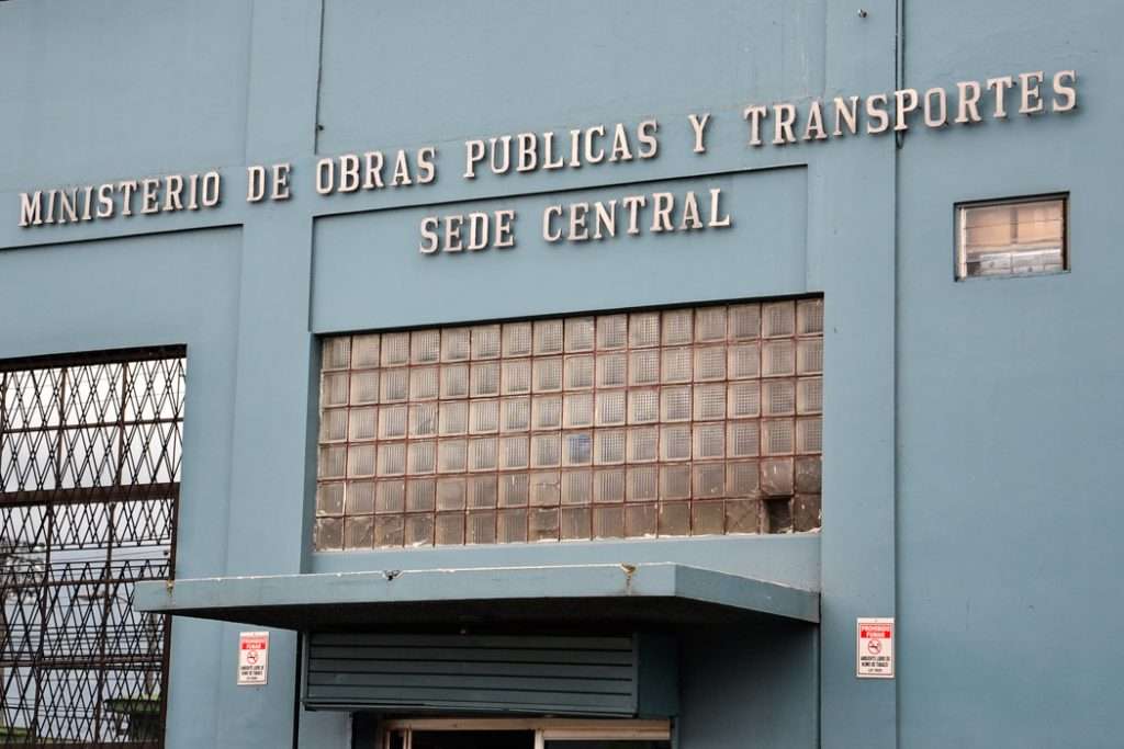 El Consejo de Transporte Público (CTP) adscrito al Ministerio de Obras Públicas y Transportes (MOPT) se encuentra en el ojo del huracán debido a supuestas “acciones irregulares” realizadas por los actuales miembros de su junta directiva, lo que ha desencadenado una investigación de oficio ordenada por el Gobierno de la República. La investigación se encuentra en desarrollo bajo el expediente PR-SCG-IP-001-2023, y fue abierta a raíz de una denuncia presentada por la deuda de uno de los directivos del CTP. Los actuales directivos del CTP son Esteban Ramírez Bioley, representante de los autobuseros; Érick Ulate Quesada, de los usuarios; Gilbert Ureña Fonseca, de los taxistas; y Yaslyn Morales, del sector municipalista. También conforman la junta directiva Luis Amador, ministro de Obras Públicas y Transportes (MOPT), y Franz Tattenbach, titular de Ambiente y Energía (Minae). La investigación preliminar fue asignada a Mariela Córdoba Chaves, abogada de la Secretaría del Consejo de Gobierno. Durante la sesión, Amador y Tattenbach se abstuvieron de votar debido a que forman parte de la junta directiva del CTP, mientras que Víctor Carvajal, titular de Agricultura y Ganadería, tiene parentesco con el sector autobusero. En respuesta a la investigación preliminar, Ramírez Bioley aportó pruebas y comprobantes para demostrar que se encuentra al día con sus obligaciones y considera que se trata de otro ataque dirigido hacia su persona. Ulate y Ureña expresaron no tener conocimiento de la denuncia, mientras que Amador mencionó que la denuncia se trasladó para su investigación, como se hace con cualquier denuncia. El presidente de la República, Rodrigo Chaves, confirmó que se abrió una investigación preliminar para determinar si el caso amerita la apertura de un órgano decisorio con el fin de establecer algún tipo de sanción. Asimismo, mostró su respaldo absoluto a los dos ministros que forman parte de la junta directiva del CTP y destacó que confía en el proyecto de ley presentado por el Ejecutivo, que elimina los consejos para darle la competencia a la rectoría del MOPT. Hasta el momento, Yaslyn Morales no ha respondido a la denuncia.