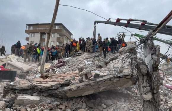 Pánico en Turquía, nadie se atreve a regresar a sus casas por miedo a réplicas de potente terremoto