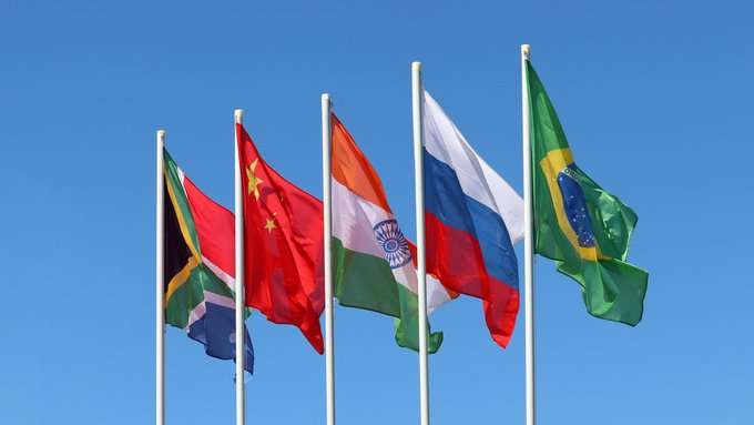Brasil, Rusia, India y China formaron originalmente el bloque en 2009 después de una serie de reuniones y entendimientos. La primera Cumbre BRIC se llevó a cabo en Ekaterimburgo, Rusia el 16 de junio del mismo año, donde los jefes de estado específicos acordaron fortalecer el diálogo y la cooperación entre ellos.