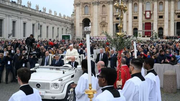 Imagen del Papa Francisco durante la santa misa del Domingo de Ramos en la Plaza de San Pedro.