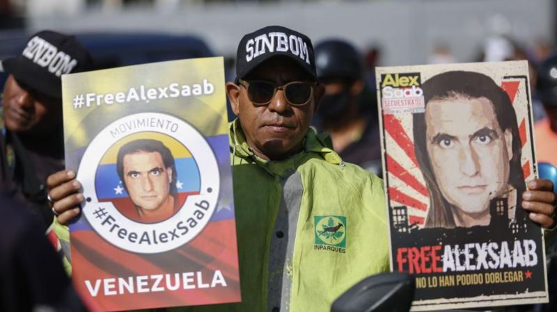 Las agencias Reuters y AP informaron citando fuentes relacionadas con el tema que el gobierno de EEUU liberó a Alex Saab, un cercano colaborador del presidente Nicolás Maduro, acusado de lavar cientos de millones de dólares provenientes de negocios corruptos con el gobierno venezolano